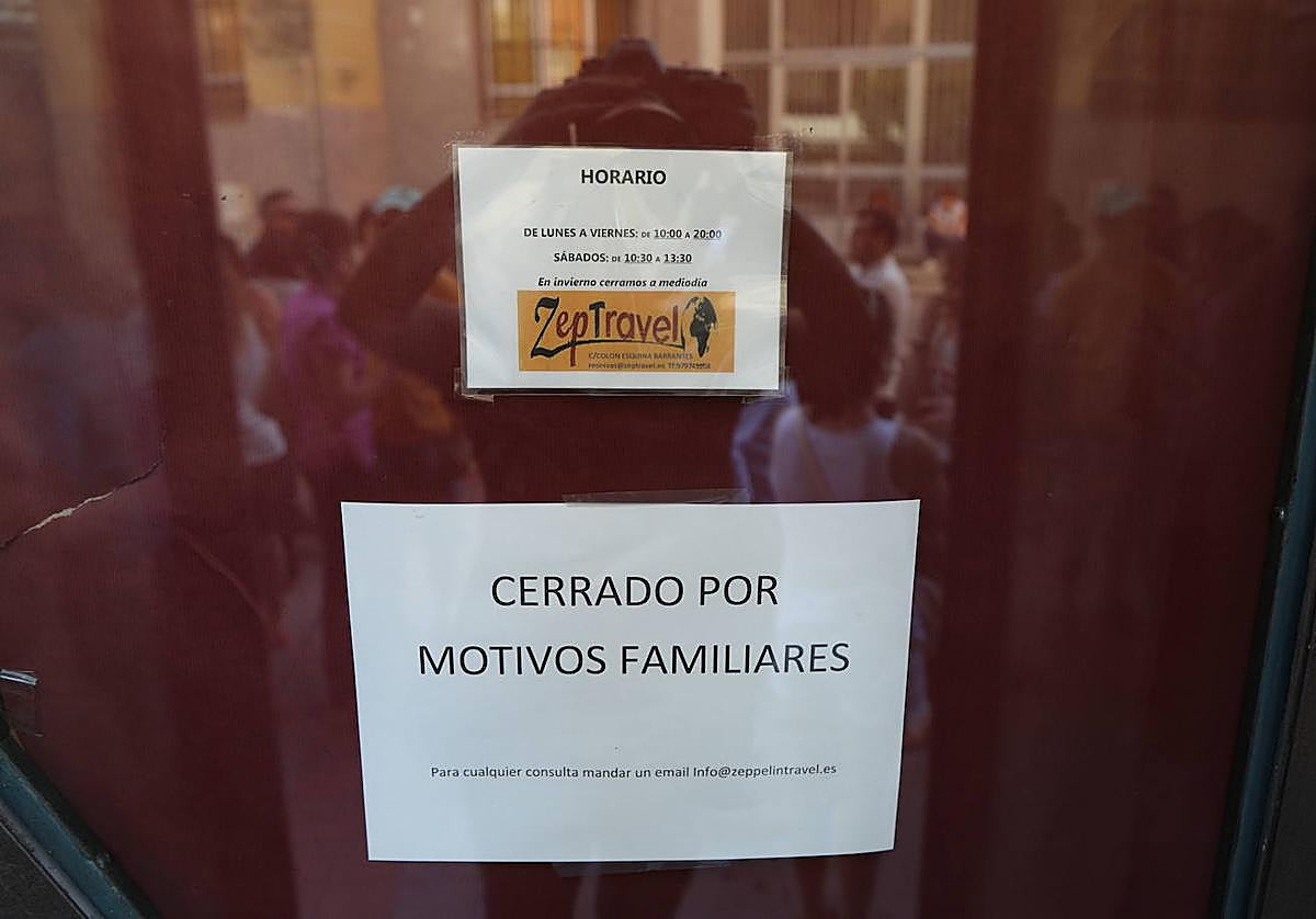 Cartel colgado el 12 de agosto de 2017 en la agencia de viajes Zep Travel.