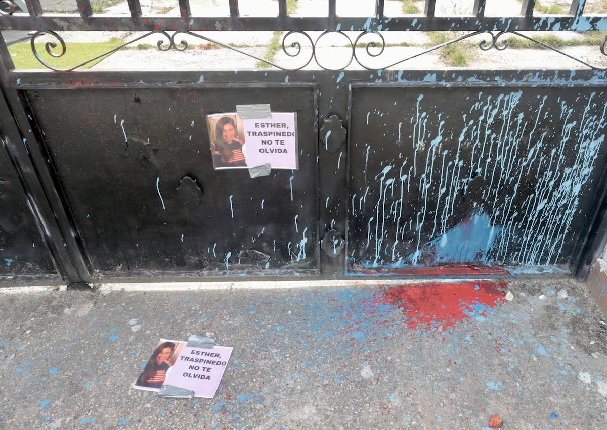 Imagen secundaria 1 - En la entrada de la parcela, un cartel advierte de las cámaras y otro responde. Bajo estas líneas, más pintadas con insultos en las vallas que rodean la finca.