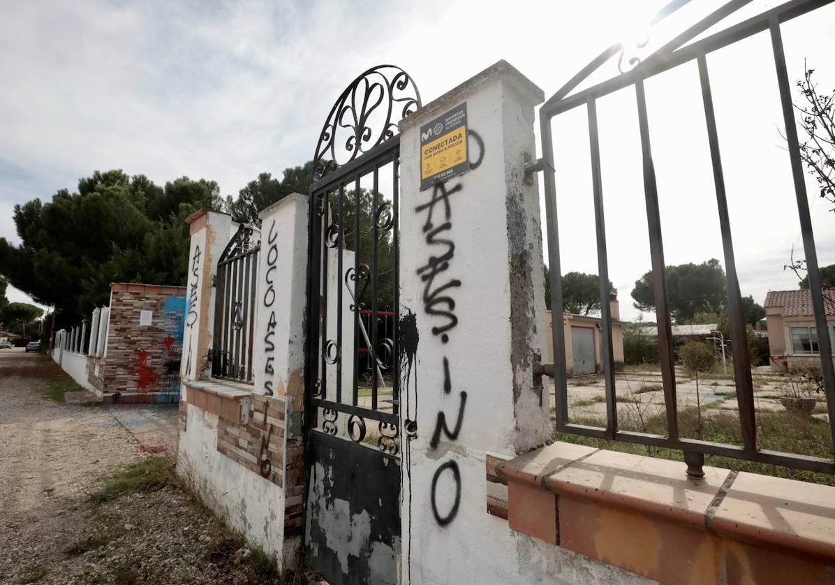 El exterior del chalé del Romeral, atestado de pintadas incriminatorias.