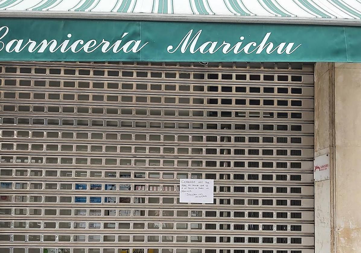 Cartel en la carnicería Marichu que explica el cierre por acudir a denunciar el robo.
