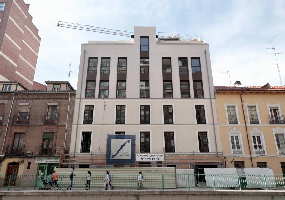 El edificio, ubicado en el número 8 de la calle San Isidro.