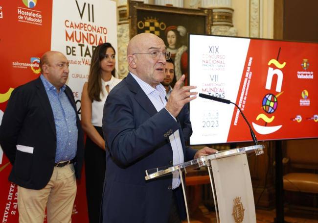 Jesús Julio Carnero, durante el primero de sus actos del día, en la presentación del concurso de pinchos.