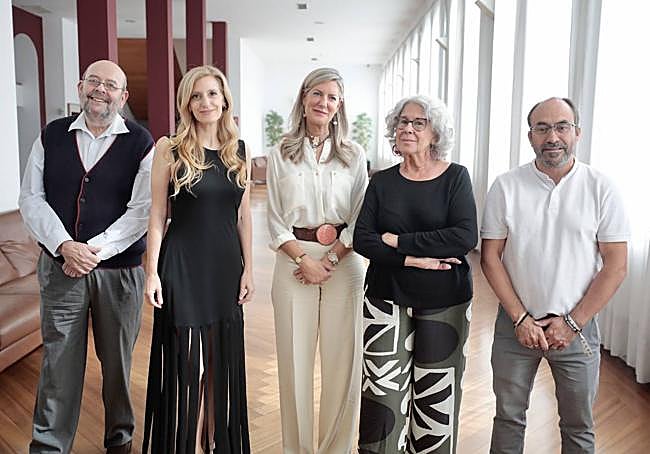 Irene Carvajal, en el centro, con Mar Sancho, viceconsejera de Acción Cultural (izquierda) y miembros de La Quimera de Plástico y de la obra.