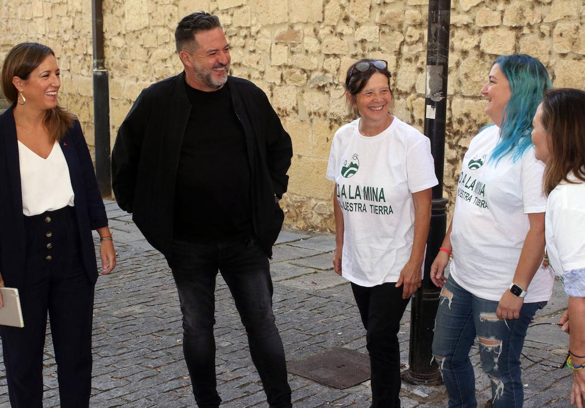 Las representantes de la Plataforma, con Ana Peñalosa y Manu Pineda.