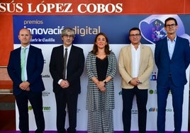 Miguel Calvo (Iberdrola), Benjamín Sahelices (decano del Colegio de Ingenieros en Informática de Castilla y León), María González (consejera de Movilidad y Transformación digital), Óscar Prieto (Fibergreen) y Goyo Ezama (director general de El Norte de Castilla)