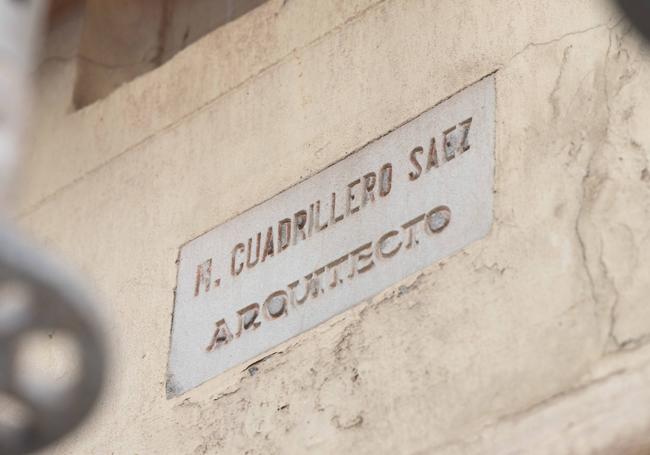 Placa del arquitecto en el edificio de Hacienda de Plaza de Madrid.