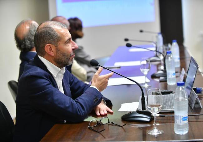 David Espinar, en un momento de su conferencia en la Facultad de Comercio.