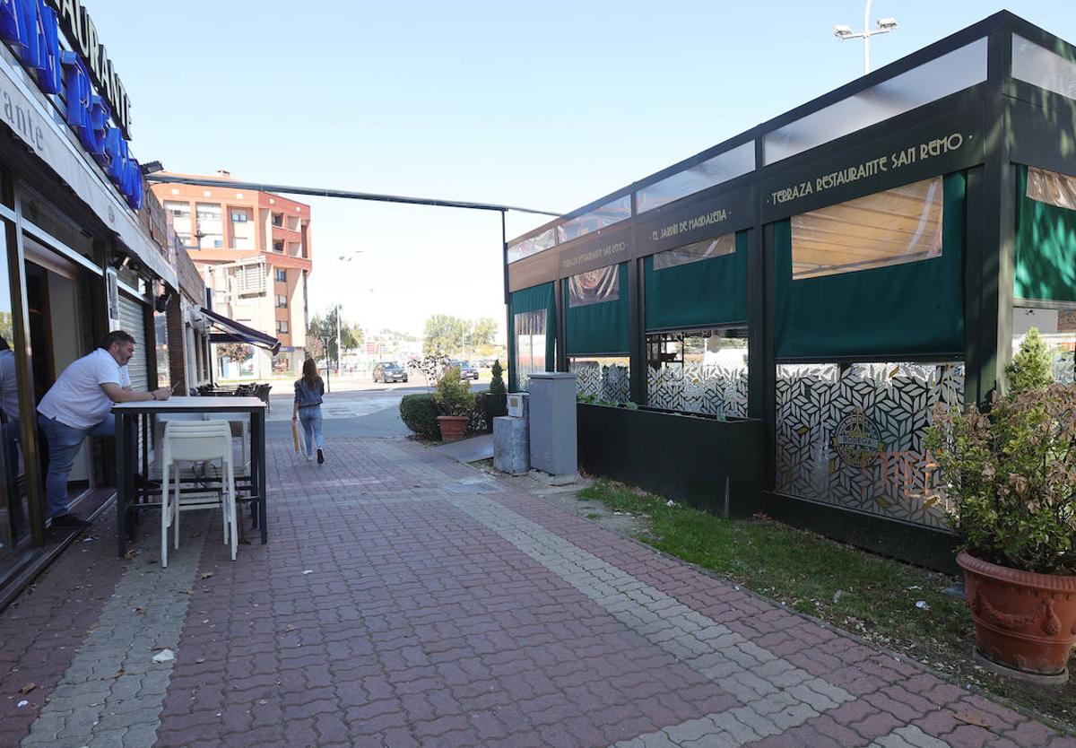 Alberto Villegas, en la puerta de su restaurante, frente a la terraza.