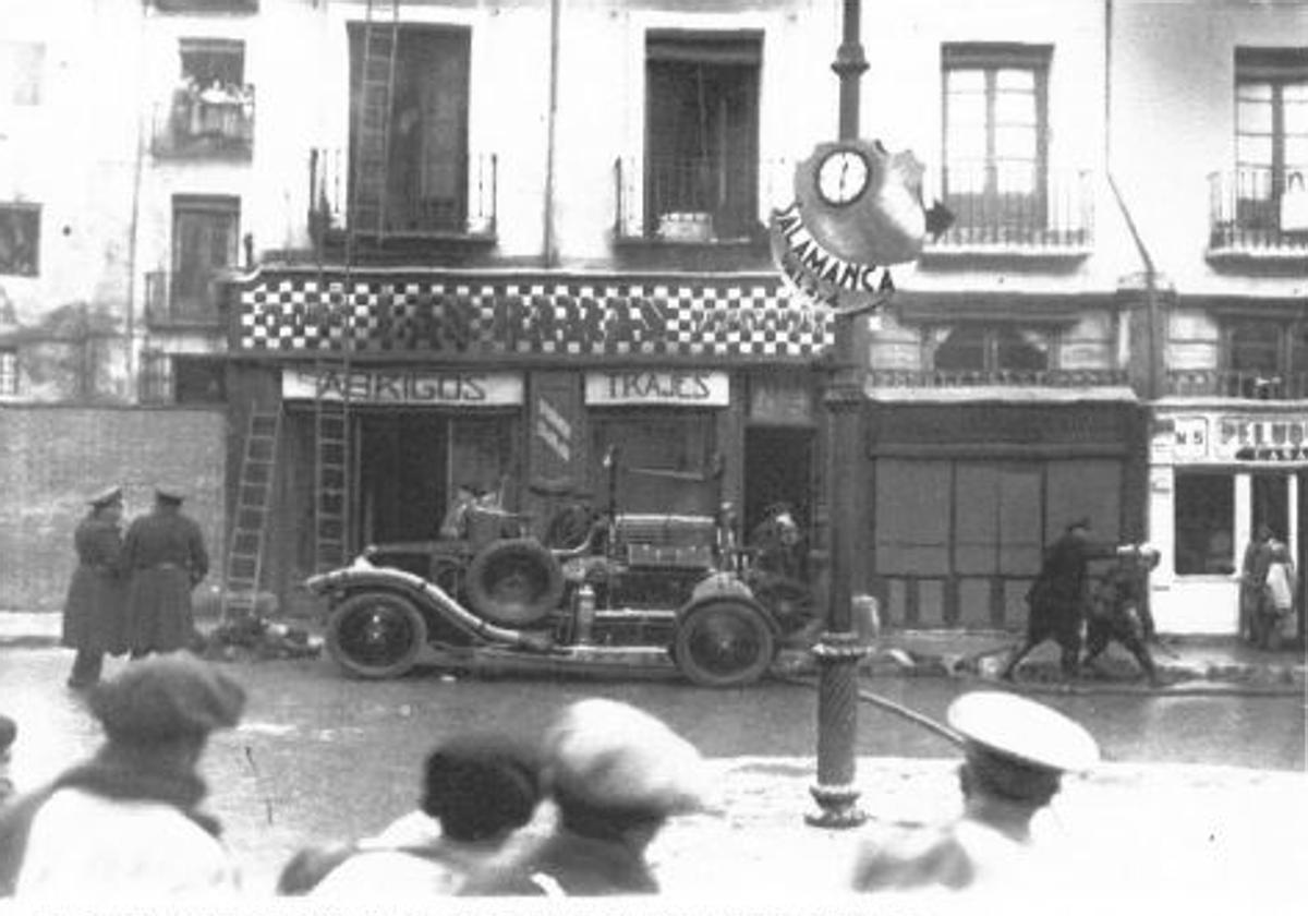 Los bomberos sofocan un incendio en el comercio Las Damas el 23 de noviembre de 1935. A la derecha, en el número 5, se ve una parte del cartel de Peluquería Casares.