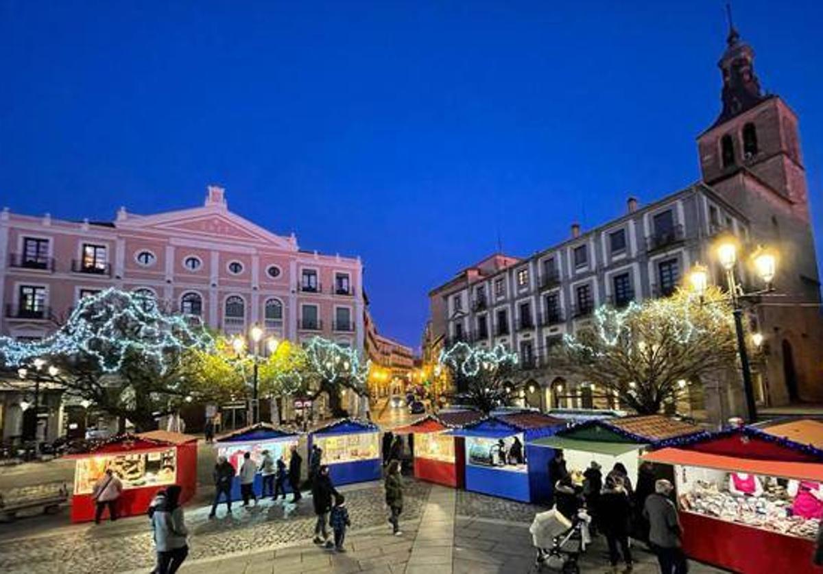 Mercado de navidad en la Plaza Mayor de Segovia.