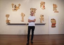 Rogelio López Cuenca, delante de sus siluetas picasianas.