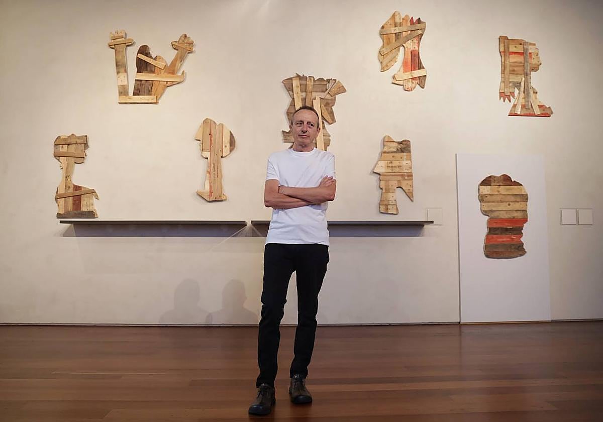 Rogelio López Cuenca, delante de sus siluetas picasianas.