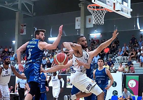 Mike Torres dobla un pase bajo el aro.