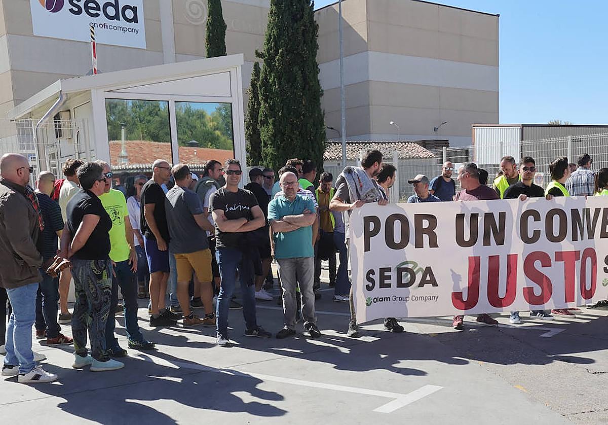 Trabajadores de Seda, en la concentración de esta mañana en la fábrica de Palencia.