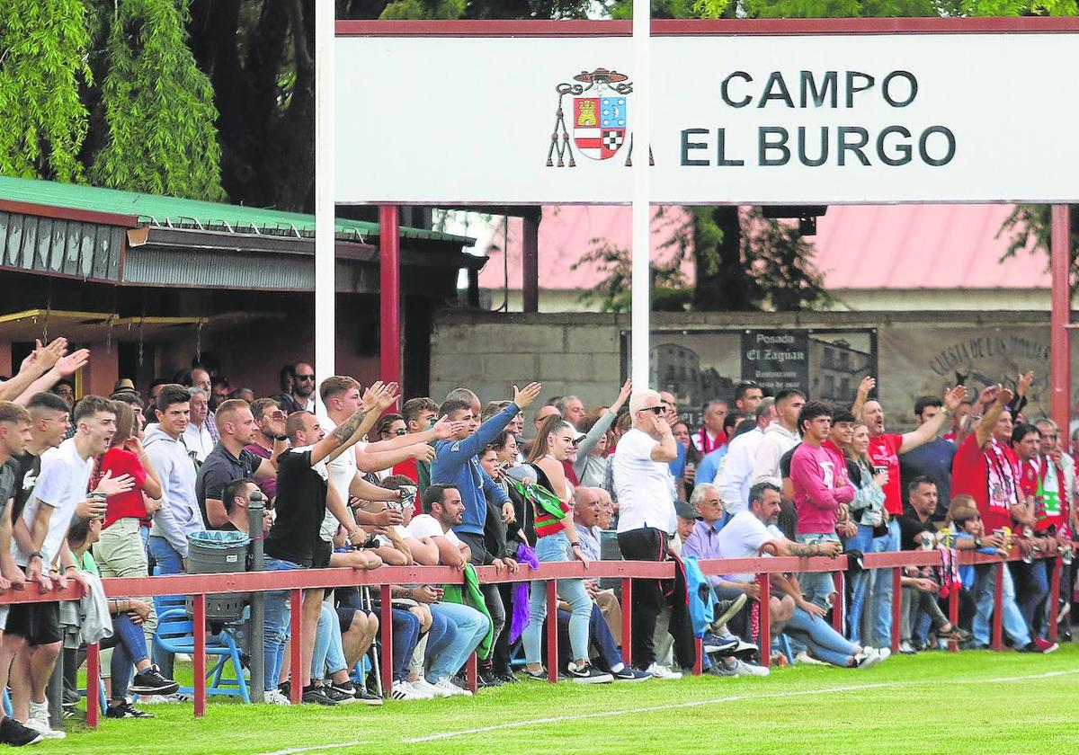 Afición del Turégano, durante un partido en el campo de El Burgo.