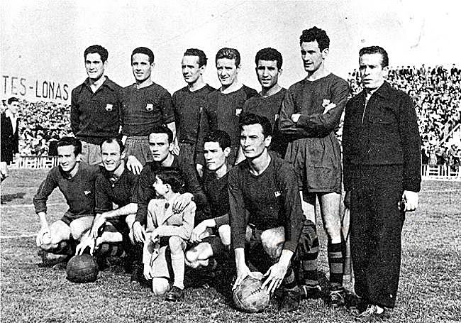 Equipo que el Barcelona presentó en el viejo Zorrilla el 7 de octubre de 1951. De pie: Ramallets, Calvet, Escudero, Gonzalvo, Nicolau, Aldecoa y Mur (masajista). Agachados: Basora, César, Biosca, Segarra y Szegedy