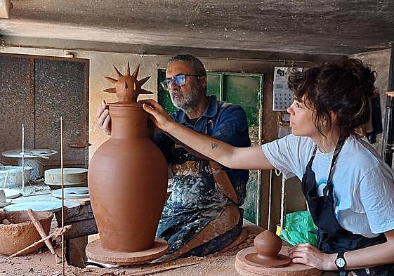 Cinta Arribas, en Alfarería Velasco.