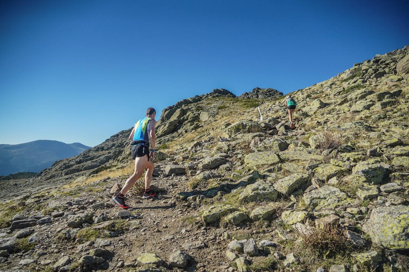 Dos de los participantes, durante la ascensión.