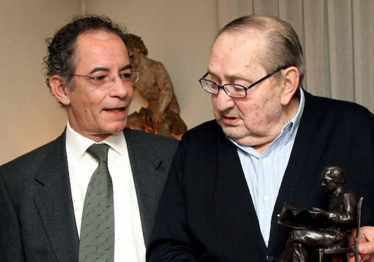 Hoyas, en 2008, cuando recibió el XII Premio Nacional de Periodismo Miguel Delibes de manos del autor que le da nombre.