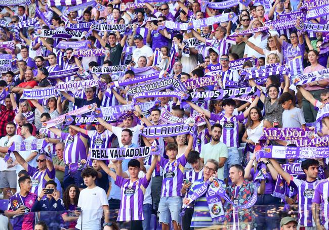 Los aficionados del Real Valladolid entonan el himno antes de comenzar el partido.