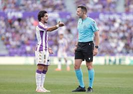 López Toca escucha las indicaciones de Monchu.