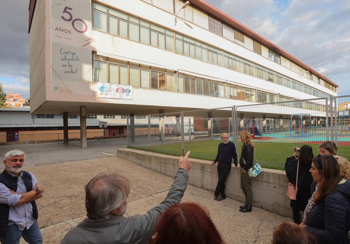 El arquitecto Luis Muñoz, en la visita con otros compañeros, explica detalles del colegio de Dominicas.