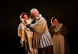 Carlos Pinedo (Pedro Crespo), junto a Blanca Izquierdo (Isabel) y a Teresa Lázaro.