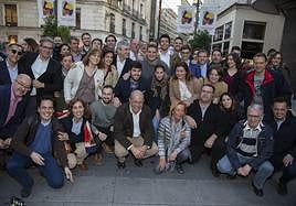 Foto de familia en la calle Santiago de Valladolid la tarde que la dirección de Cs reconoció que Igea había ganado las primarias a Silvia Clemente, en 2019.
