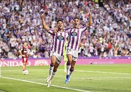 Meseguer celebra el tercer tanto, agarrado por Lucas Rosa.