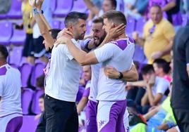 Pezzolano se abraza a Martín Varini y Gonzalo Álvarez tras el gol de Marcos André.