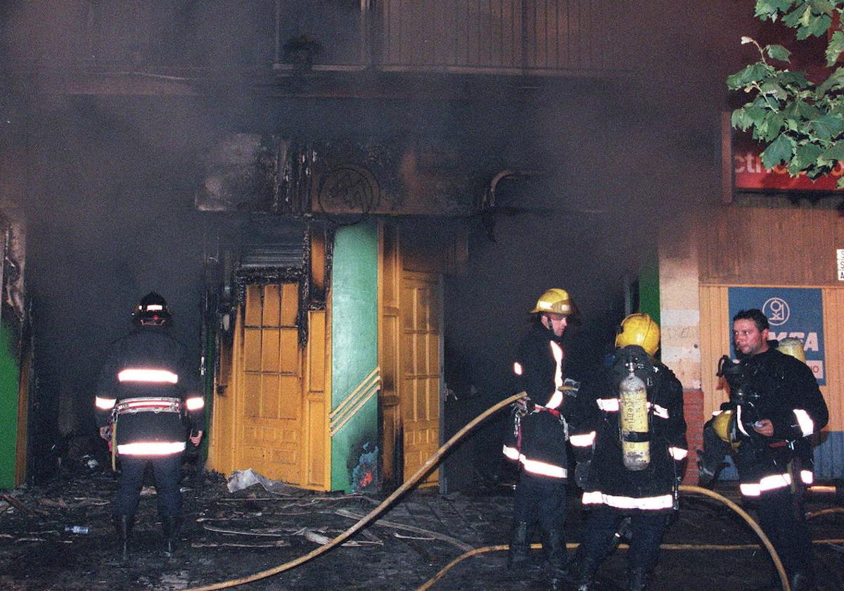 Los bomberos trabajan en la labores de extinción en la discoteca Siete Siete de Valladolid en la noche del fatído 6 de octubre de 1996.