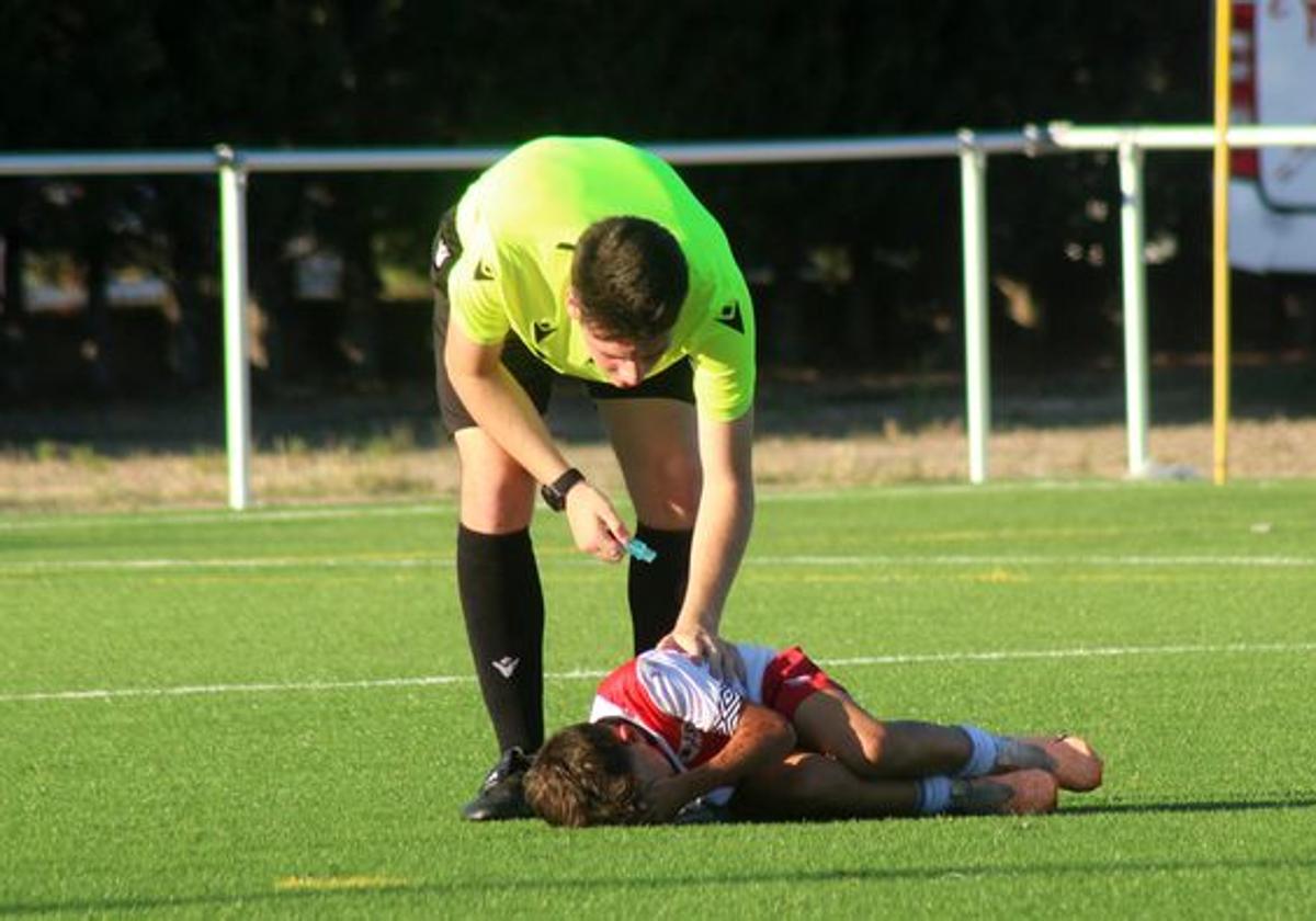 Un árbitro se dirige a un jugador lesionado en el torneo de la Simancas Cup disputado este fin de semana.