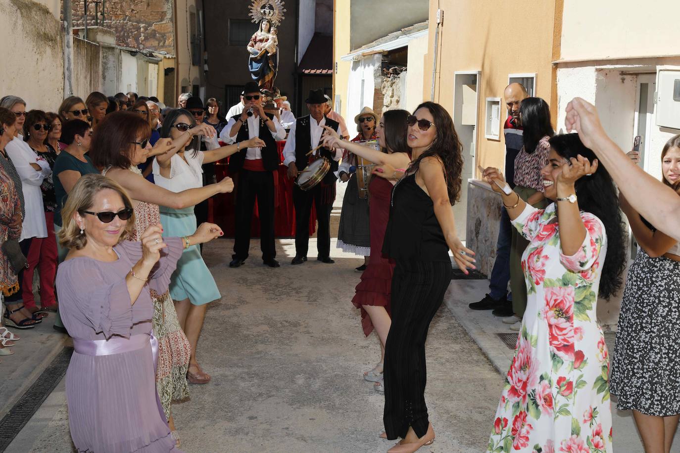 Procesión de la Virgen del Rosario en Valbuena de Duero