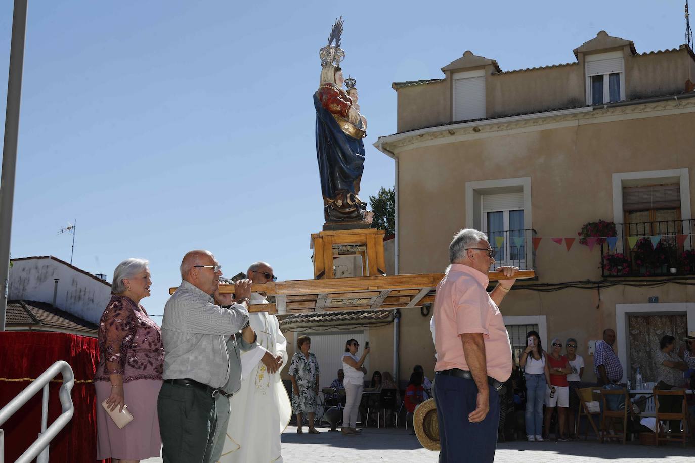 Procesión de la Virgen del Rosario en Valbuena de Duero