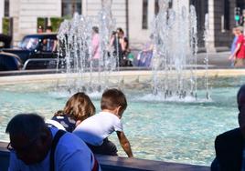 Dos niños en la fuente de la Plaza Zorrilla.