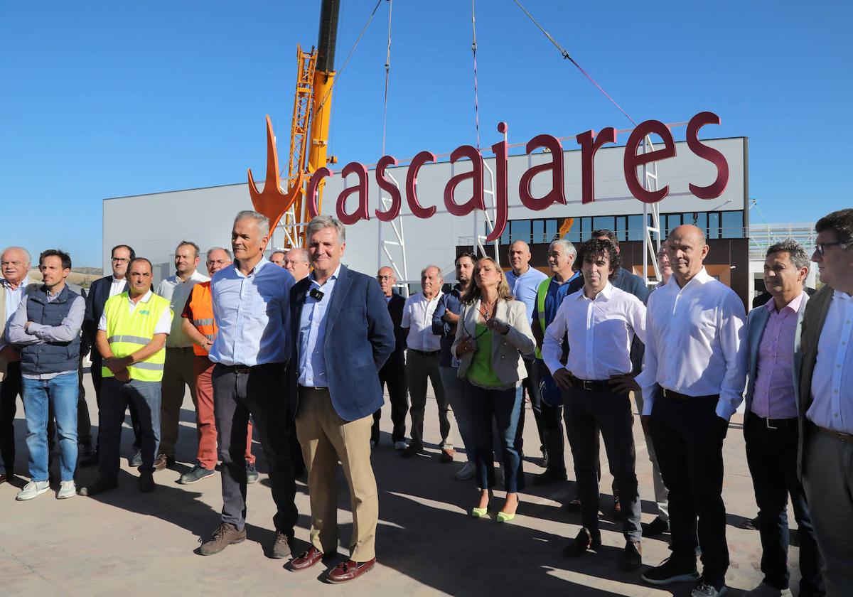 Alfonso Jiménez y Francisco Iglesias, en primer término, en el acto de colocación del rótulo de la antigua fábrica sobre la nueva.