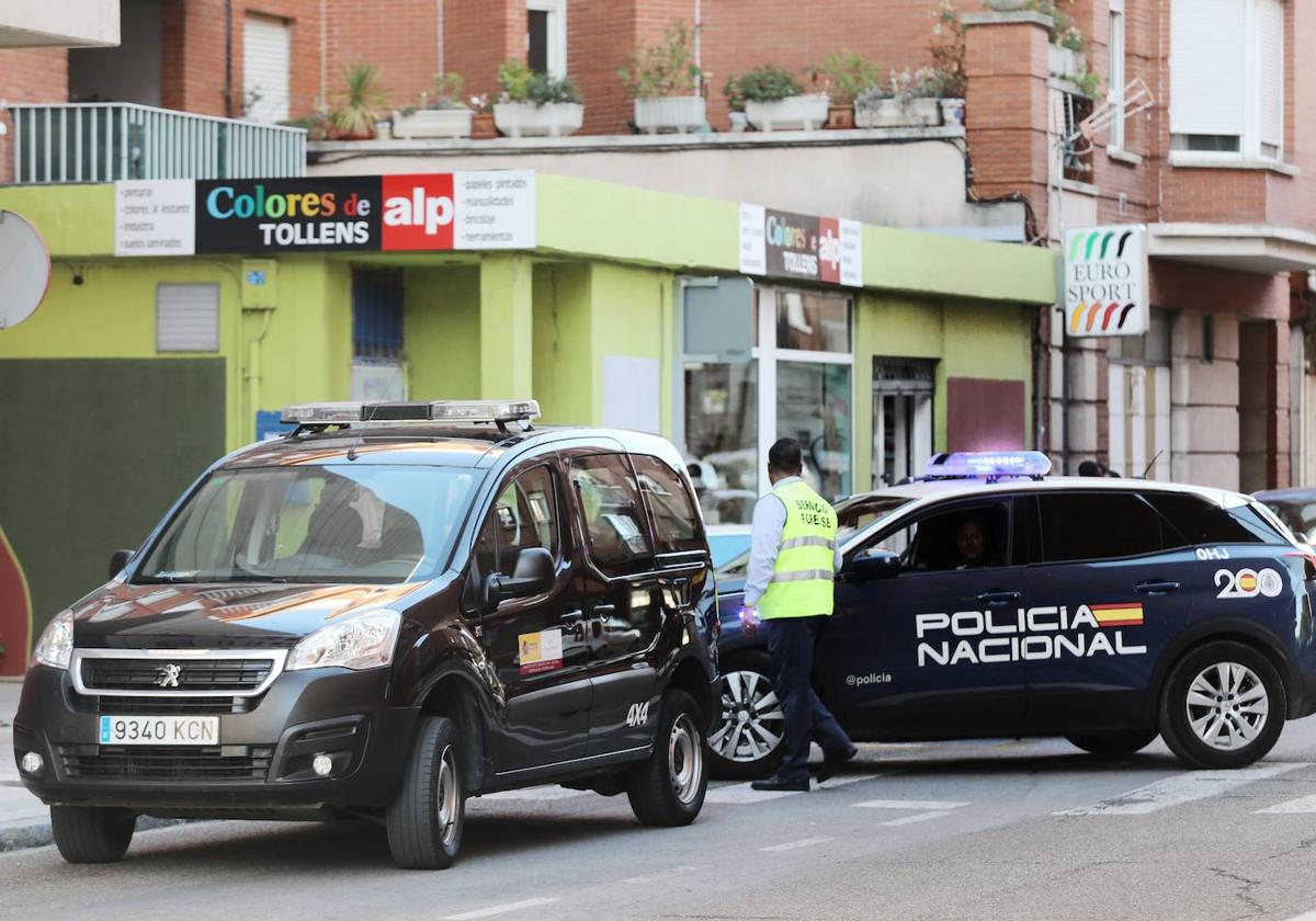 Un vehículo de los servicios forenses y otro de la Policía Nacional, en la calle Miguel de Unamuno.