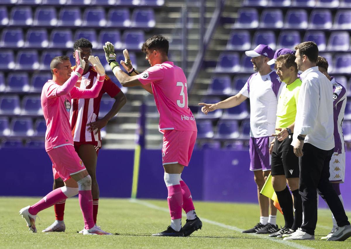 Imagen secundaria 1 - 1. Debut de Álvaro Aceves en Primera División, en el Benito Villamarín - Manu García. 2. El canterano sustituye a Masip en el partido amistoso frente al AVS Futebol portugués - J. C. Castillo. 3. Aceves entrena con la selección espeñola sub-21 - Eldense.