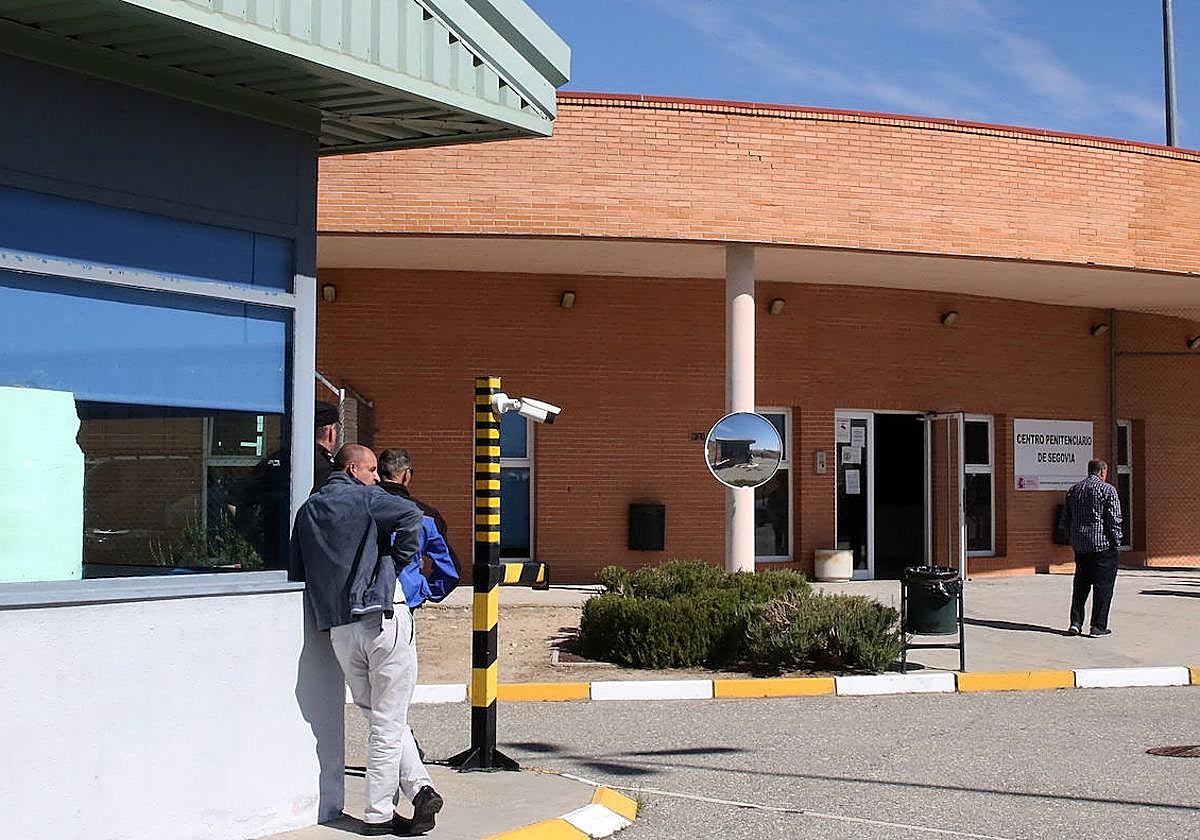 Varias personas esperan a las puertas del centro penitenciario de Perogordo.