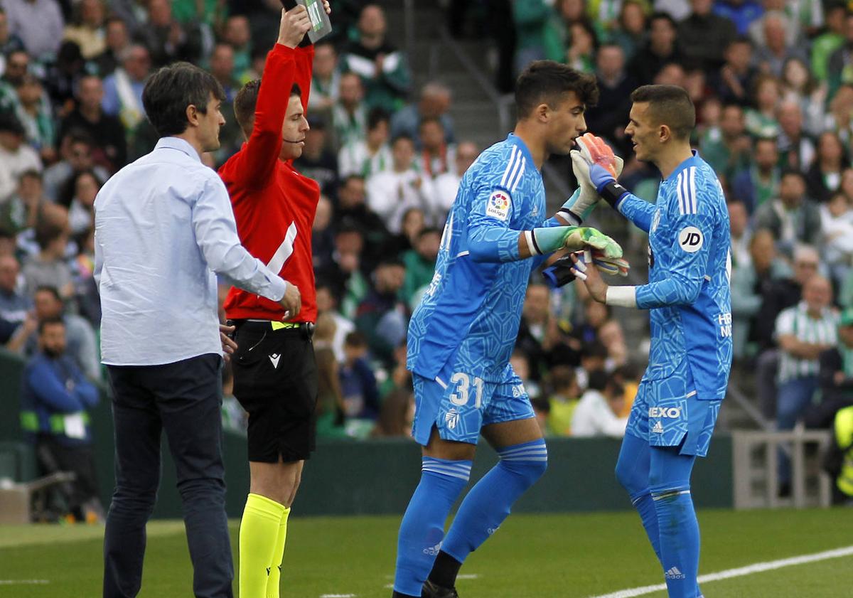 Imagen principal - 1. Debut de Álvaro Aceves en Primera División, en el Benito Villamarín - Manu García. 2. El canterano sustituye a Masip en el partido amistoso frente al AVS Futebol portugués - J. C. Castillo. 3. Aceves entrena con la selección espeñola sub-21 - Eldense.