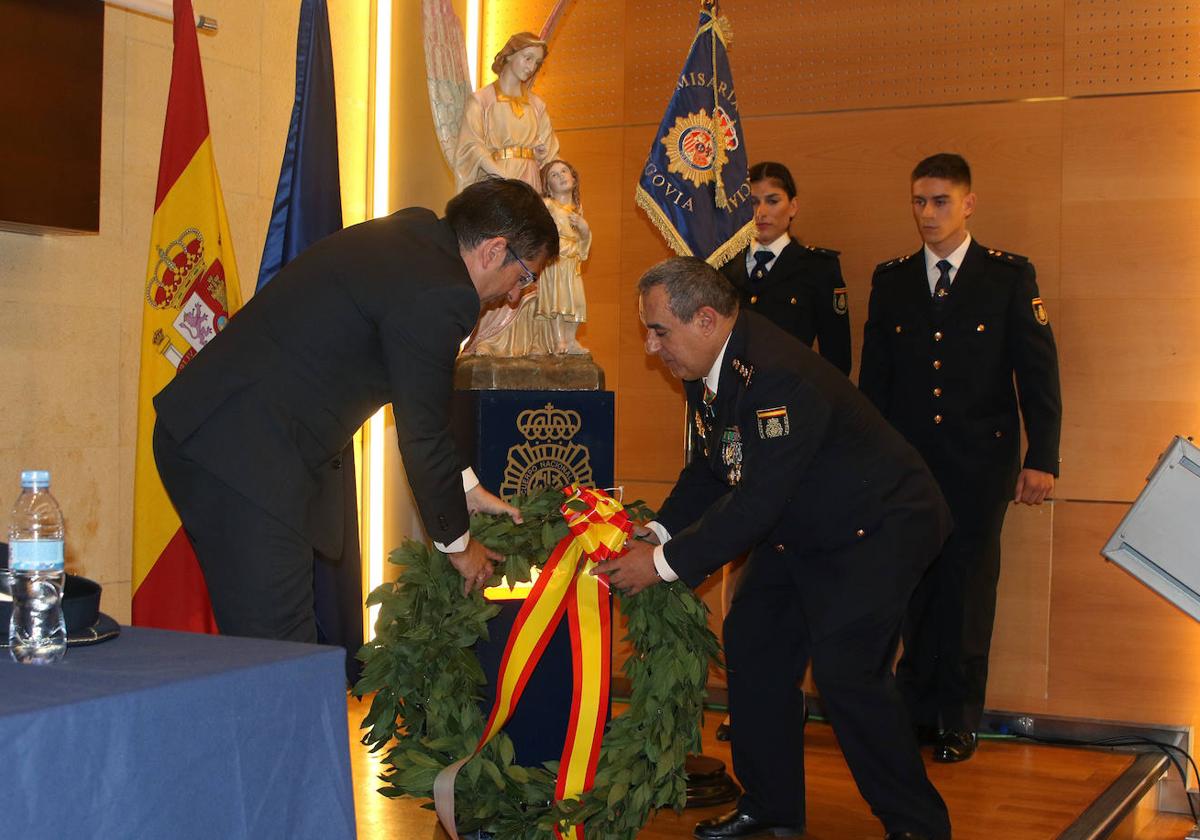 Homenaje a los caídos durante el acto institucional por la fiesta de los Ángeles Custodios.