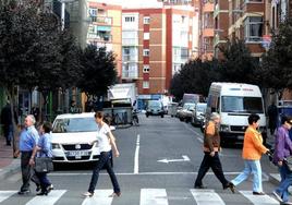 Varios peatones cruzan un paso de cebra en la calle Pérez Galdós.