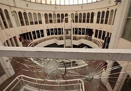 Un rosario de cristales rotos frente a la cúpula del centro comercial.