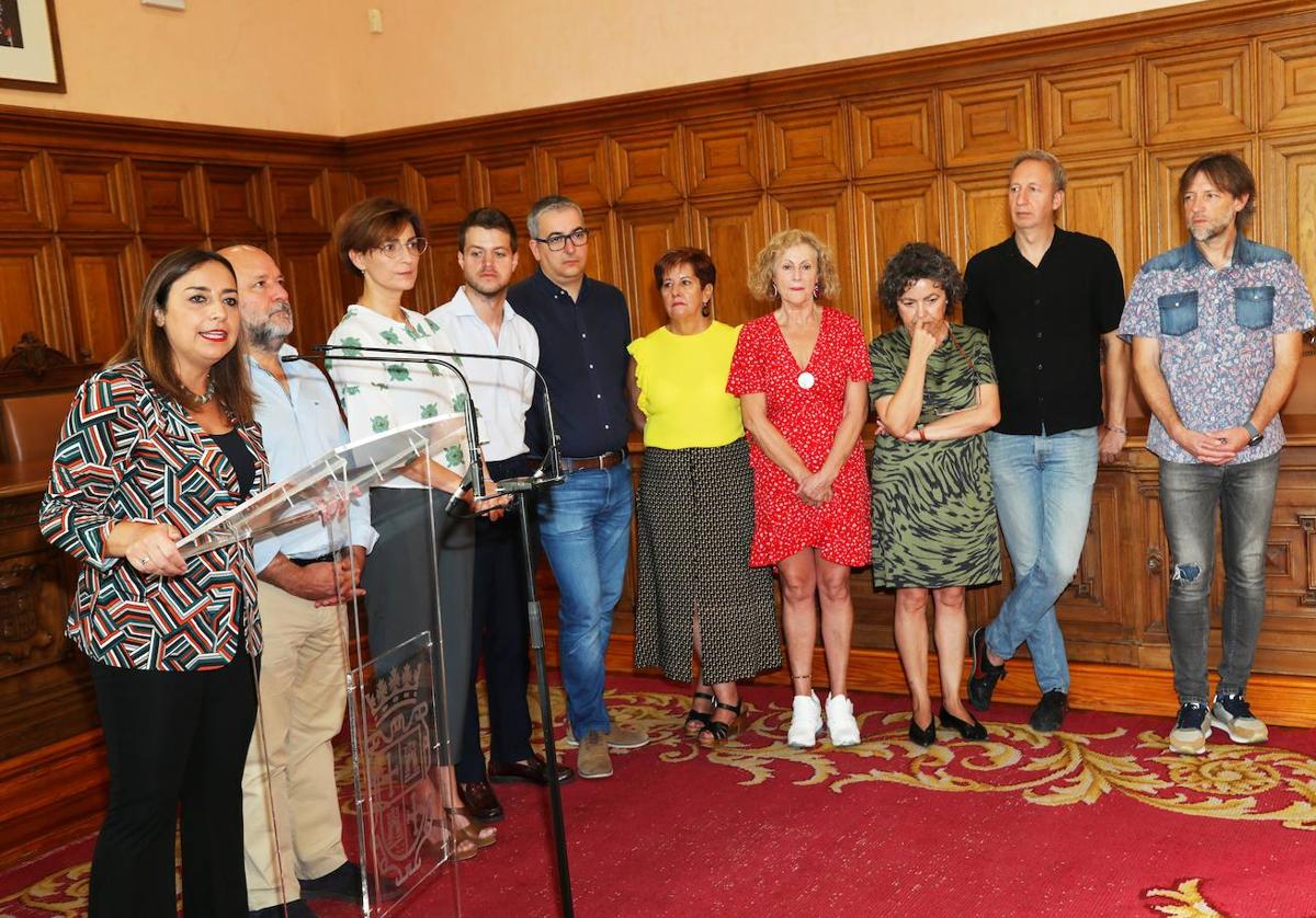 La alcaldesa, junto a su equipo de concejales, ofrece el balance de los primeros cien días.