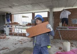 Obreros trabajan en la construcción de un edificios de viviendas.