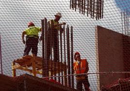 Trabajadores de la construcción realizan un encepado con ferralla en un edifico residencial.