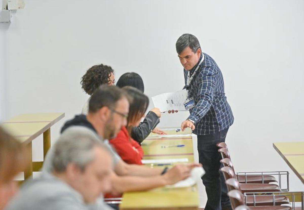 Examen de candidatos a un puesto de ujier en las Cortes de Castilla y León.