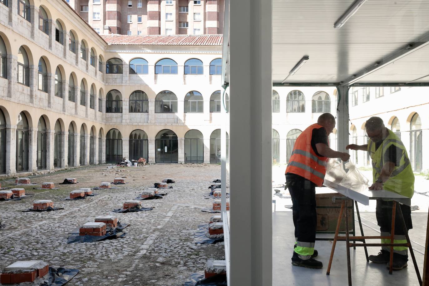 Las imágenes de la instalación de las casetas de obra en el patio de San Benito