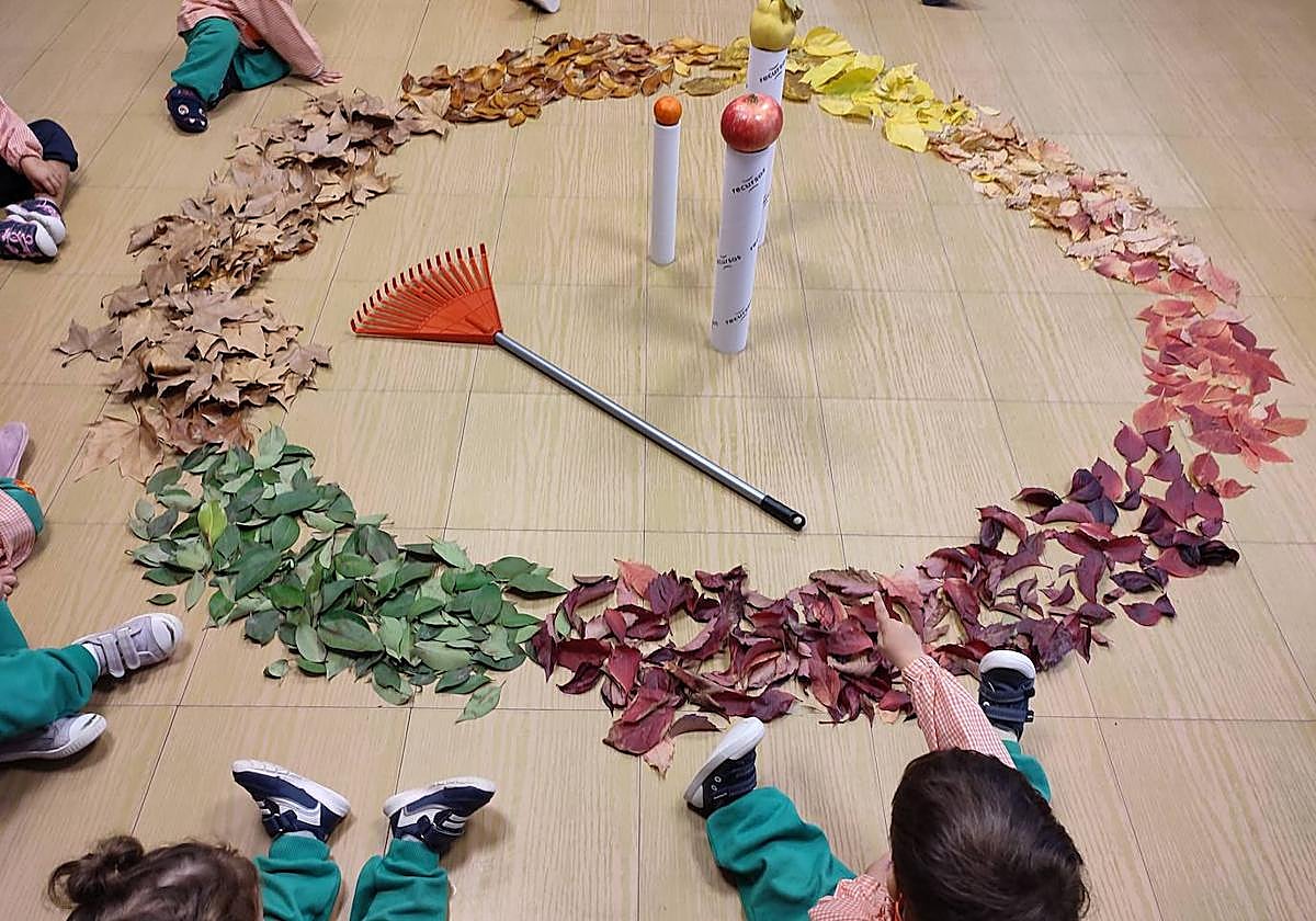Alumnos de Árbol Sabio, en una de sus aulas.