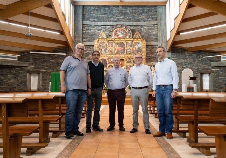 Félix Pérez, el sacerdote Miguel Ángel Vicente, Patricio Fernández, Paco Castro y Óscar Agüera en la parroquia de Nuestra Señora de Prado